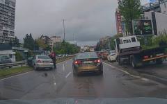 Катастрофа затруднява движението по столичен булевард, на място има линейка