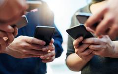 Крадци отключват и печелят пари от откраднати iPhone-и