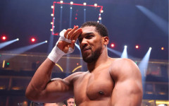 Антъни Джошуа загрява за суперсблъсъка с Тайсън Фюри с мач срещу корав албанец