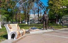 В Нова Загора е поставена скамейка във формата на "отворена книга" в чест на Стоян Омарчевски