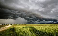 Дъждовно и хладно през уикенда, новата седмица започва с гръмотевични бури и градушки