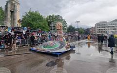 Жители и гости на Габрово наблюдаваха карнавалното шествие с над 1000 участници, което премина през центъра на града