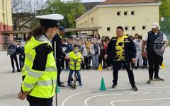 Шуменски ученици се включиха в инициативата по пътна безопасност "Не си сам на пътя"