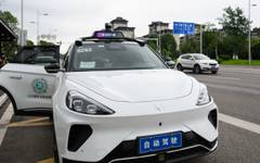 Защо Китай бие спирачките на автономните таксита?