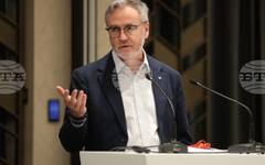 Във време на информационна война добрите журналисти губят ценни позиции, каза президентът на "Радио Свободна Европа" Стивън Капъс на форум в София