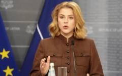 Министър-председателката на Латвия Евика Силиня подава оставка