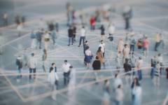 Учени предупреждават за "рояци" от AI-ботове, които могат да манипулират обществото