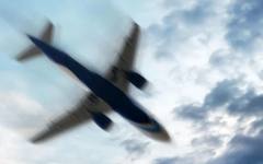 Самолет на United се сблъска с камион и уличен стълб при кацане на летище в САЩ