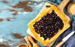 Рецепта на деня: Млечна баница с боровинки