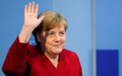 Хванаха Меркел в крачка. Похарчила едни луди пари