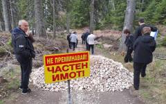 Затворен за всички автомобили е обходният път над свлачището в Пампорово