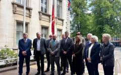Партията на Фараж свали украинското знаме от фасадата на Общинския съвет на Есекс
