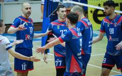 Дея преговаря с двама японци
