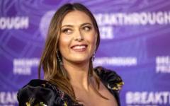 Шарапова събра погледите със секси деколте