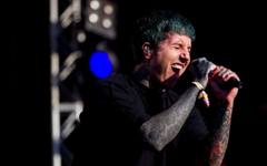 Фронтменът на Bring Me the Horizon е със сътресение след като фен го удари с телефон