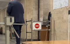 Забраниха на Борисов и Пеевски да влизат през вътрешния двор на парламента
