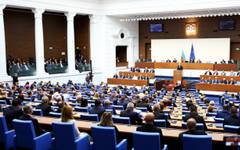Неуспели кандидат-депутати влязоха в парламента като сътрудници