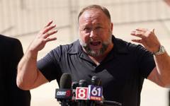 Алекс Джоунс спира Infowars след съдебни и финансови блокажи
