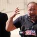 Алекс Джоунс спира Infowars след съдебни и финансови блокажи