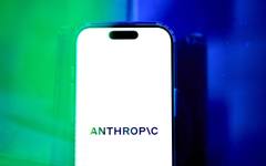 Anthropic води преговори за набиране на 30 млрд. долара при оценка от 900 млрд. долара