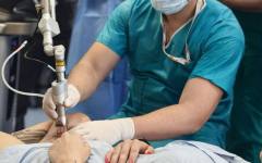 Пирогов с модерен лазер за заличаване на белези след изгаряне