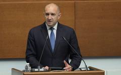 Българските граждани очакват конструктивен дух, парламентът да произвежда закони и решения, а не скандали, заяви Румен Радев