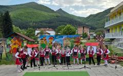 Спектакъл, посветен на българските традиции, беше организиран от Детска градина "Пролет" в село Мосомище