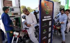 Пакистан увеличи седмичните разходи за внос на петрол до 800 милиона долара