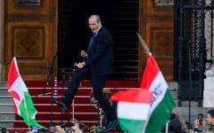 Световните медии полудяха по танца на унгарски министър на сцена с поп звезда