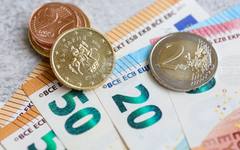 Кредитирането на фирмите в еврозоната се ускорява леко през март