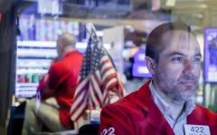 Тревогата около петрола оцвети в червено индексите на Wall Street