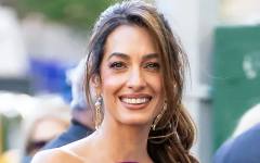 Сензация в Ню Йорк! Амал се появи с 596 диаманта и крака до небето