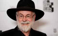 Тери Пратчет - гениалният писател, който пишеше сериозно в несериозния фентъзи жанр