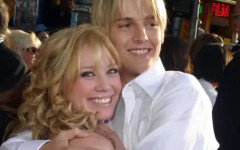 Врачка свързала актрисата Хилари Дъф с покойния Арън Картър