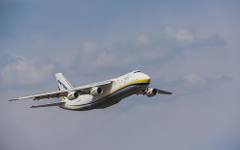 Кацане на грамадния самолет Антонов Ан-124 в Прищина предизвика вълнение и въпроси у косовските граждани