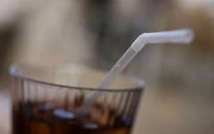 Французин е изправен пред 2 г. затвор в Сингапур, след като е облизал сламка от автомат