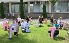 Арт-инсталация с буквите на българската азбука и български шевици направиха деца в центъра на Монтана