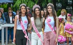 Новоизбраната Царица Роза и подгласничките ѝ бяха официално представени пред обществеността в Казанлък с флашмоб "Блясък в движение"