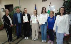 Три ученички от Сандански с грамоти от полицията за честна и достойна постъпка