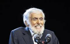 100-годишният Дик Ван Дайк не спира да танцува и да се забавлява със съпругата си