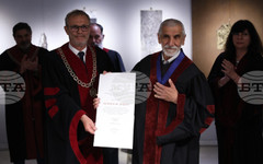 Ректорът на Националната художествена академия проф. Георги Янков удостои проф. Емил Попов със званието "доктор хонорис кауза"