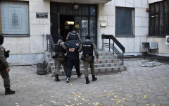 Мъж е с прободна рана, а други двама са задържани след скандал във Велико Търново