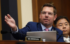 Американски конгресмен с обвинения в сексуално посегателство над жени