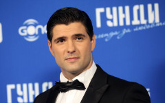 Изигралият Гунди вдигна потника и побърка фенките