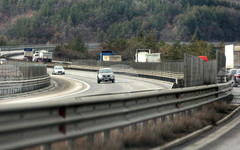 Скоростта на движение в участъка от 67-и до 80-и км на магистрала "Тракия" в област Пазарджик е намалена до 100 км/ч