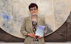 Поетесата Мария Маринова представи новата си стихосбирка "Планета неоткрита" в Плевен