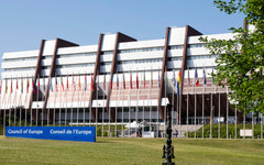 Съветът на Европа предупреди в годишен доклад за пренаселеност на затворите и полицейско малтретиране