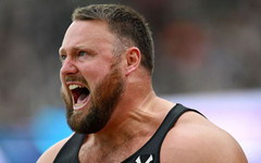 Медалисти в тласкането на гюле се изправят един срещу друг в Юджийн