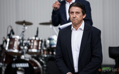 Възпят от Queen герой с жест към Боримиров