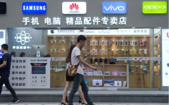 Пазарът на смартфони в Китай отчита лек спад в началото на 2026